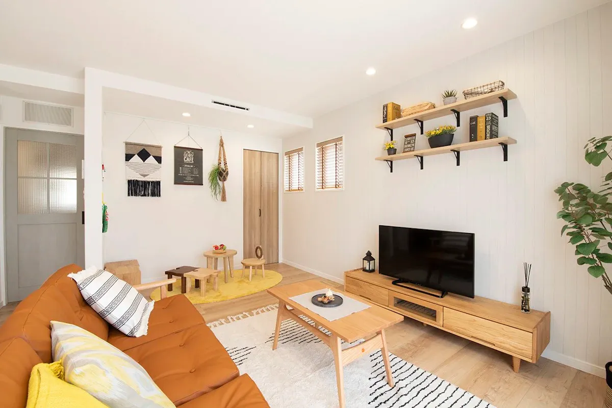 <p>白を基調とした内装に仕上げつつ、アクセントクロスやファブリックで遊び心を加えます。</p>