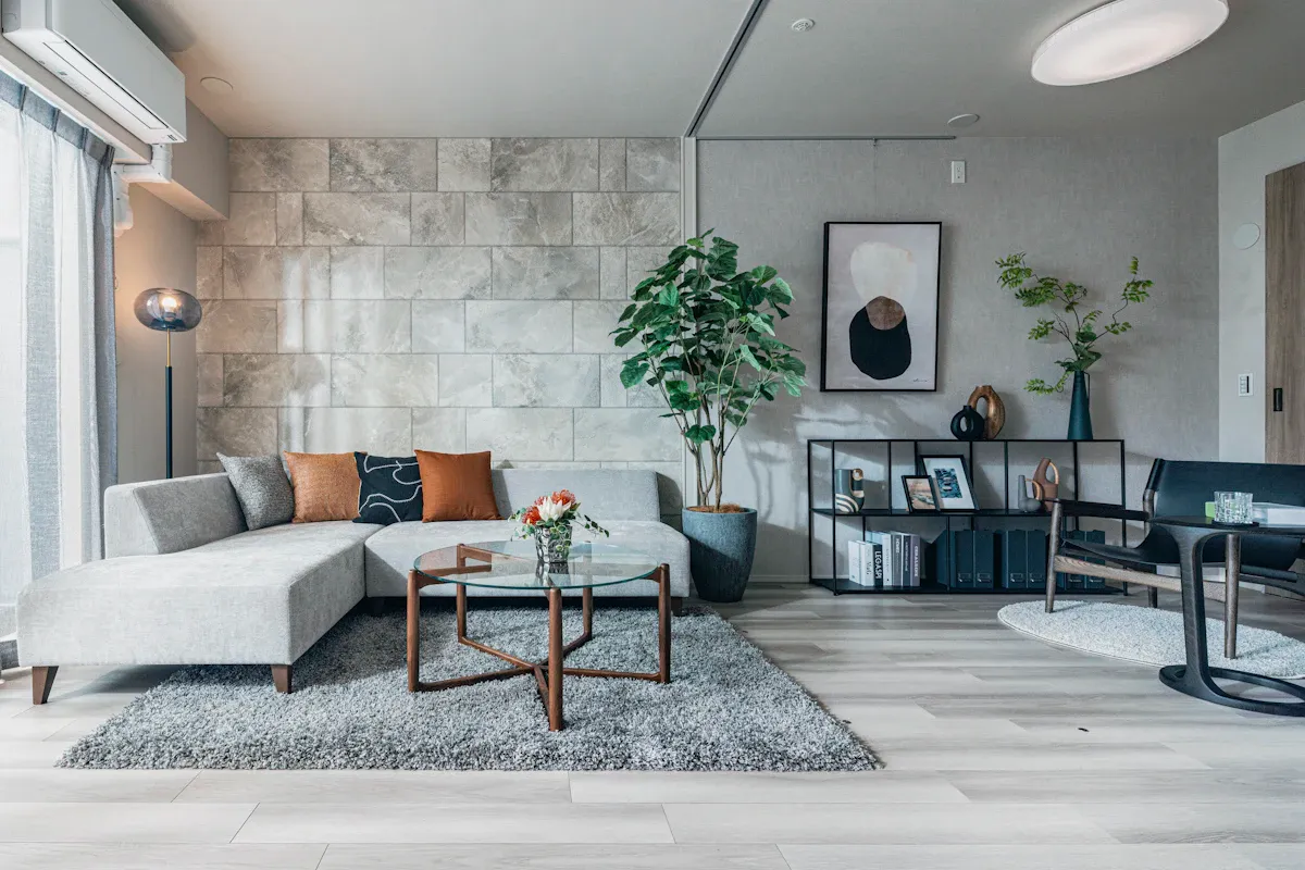 <p>コンクリート調の質感や金属フレーム家具が、洗練されたスタイリッシュな空間を演出します。</p>