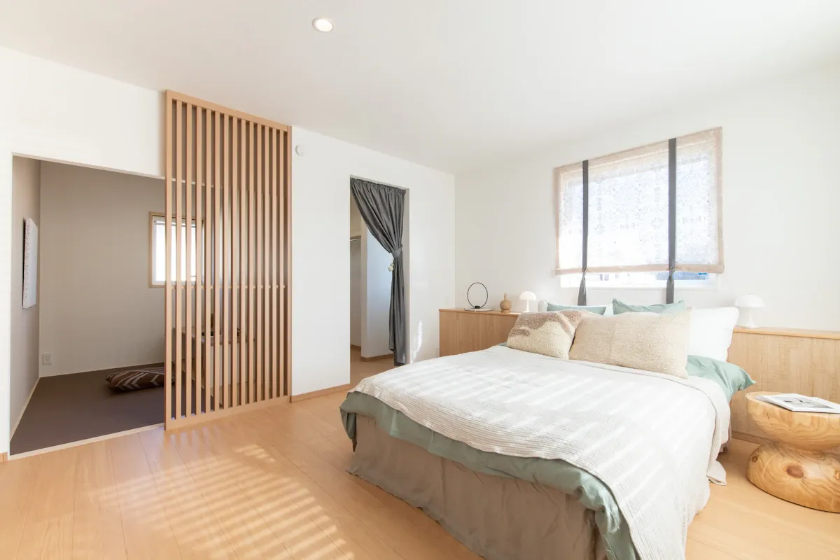 <p>無垢材の素朴な質感と淡いニュートラルカラーを組み合わせた、シンプルで穏やかな雰囲気が特徴です。</p>