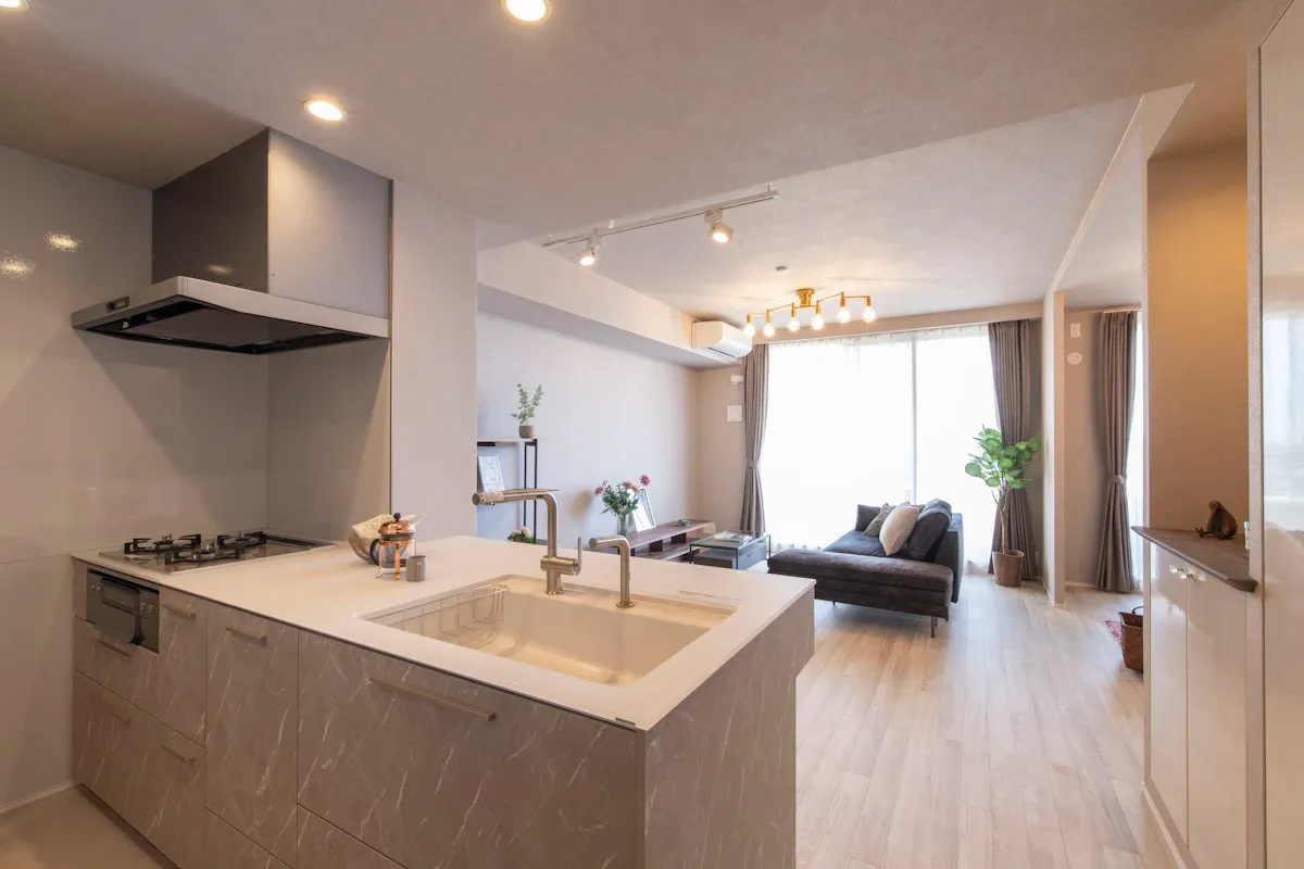 <p>ダークカラーの壁面に加え、大理石調を床や壁、部分的なアクセントとして取り入れることで、重厚感と優雅さを演出します。</p>