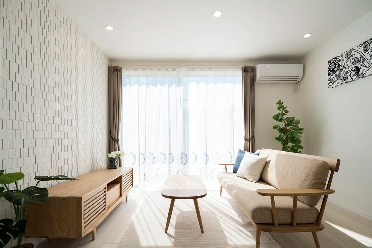 <p>白い塗り壁と無垢フローリングの調和が心地よく、家族みんながくつろげる空間を演出します。</p>